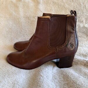 Frye Boots Womens 9.5 Stella Chelsea Brown Leather Mid Ankle Heel Slip On